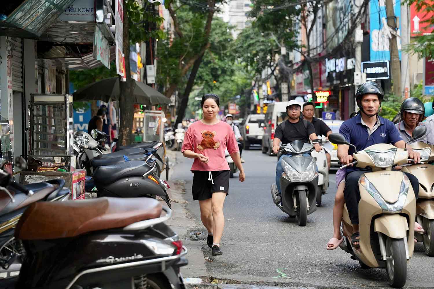 Nguoi di bo len loi di chuyen tren duong Nguyen Tuan. Anh: Huu Chanh