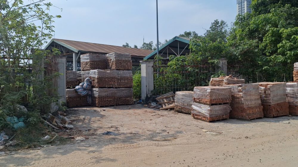 Lối vào đã bị lấp kín bởi vật liệu xây dựng tại chợ Tây Mỗ. Ảnh: Đền Phú