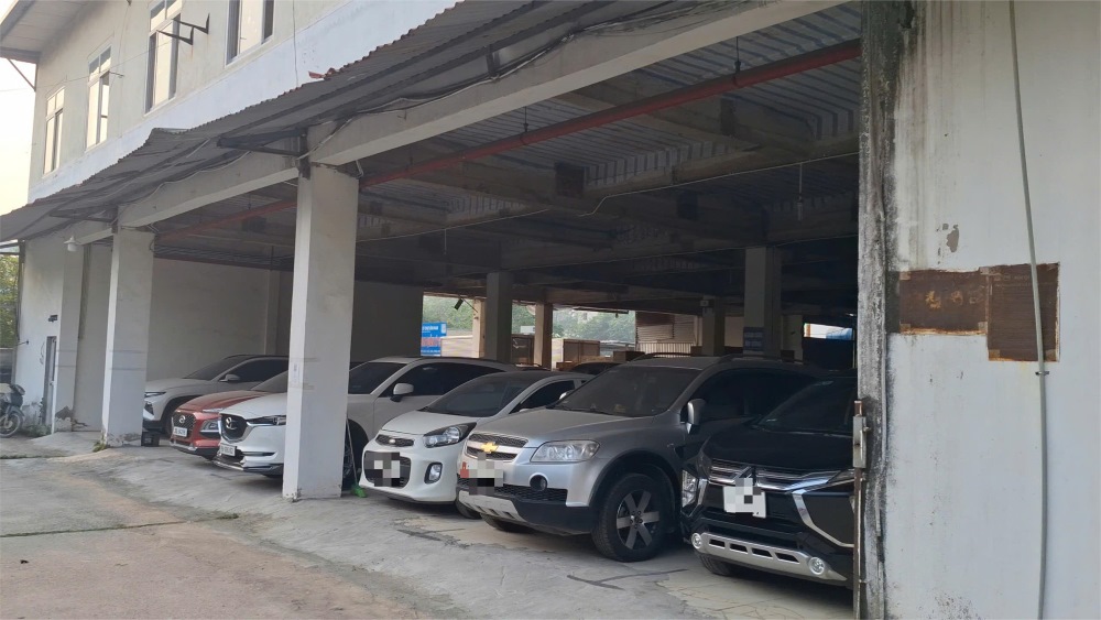 Chợ Lĩnh Nam được sử dụng làm nơi đậu ô tô. Ảnh: Đền Phú