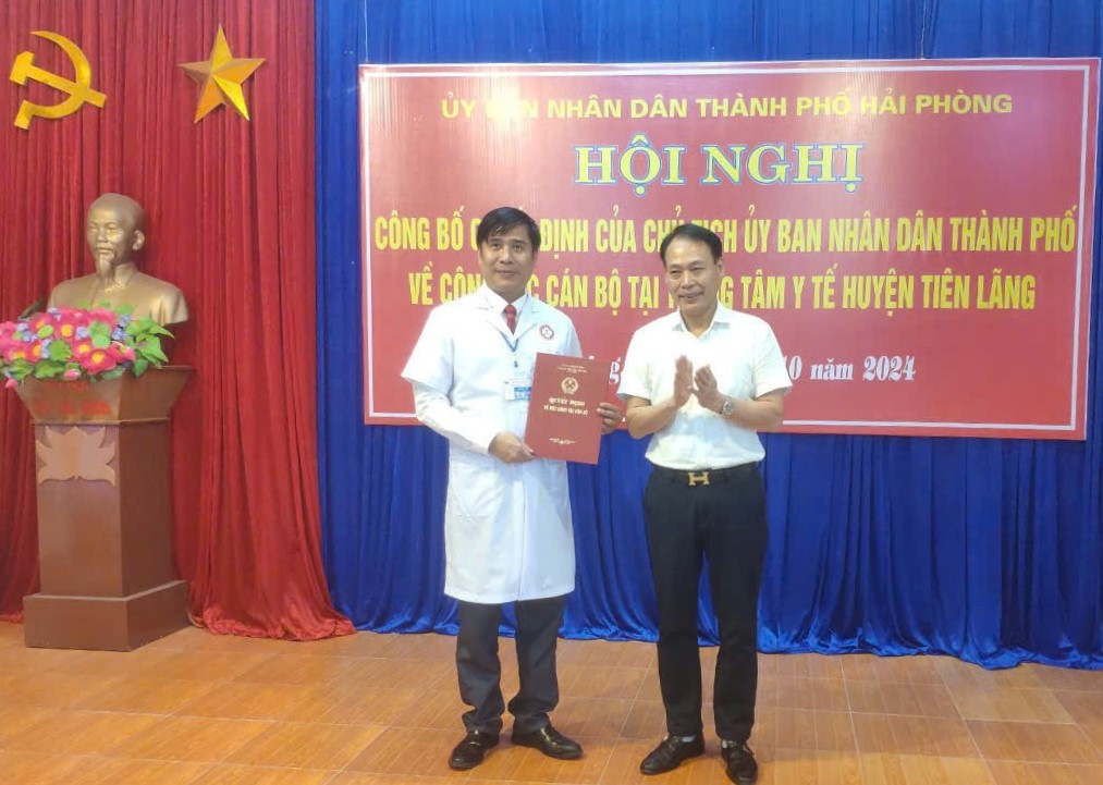 Giám đốc Sở Y tế Lê Minh Quang trao quyết định của Chủ tịch UBND thành phố Hải Phòng và chúc mừng Tân Giám đốc Trung tâm Y tế huyện Tiên Lãng. Ảnh: Sở Y tế Hải Phòng