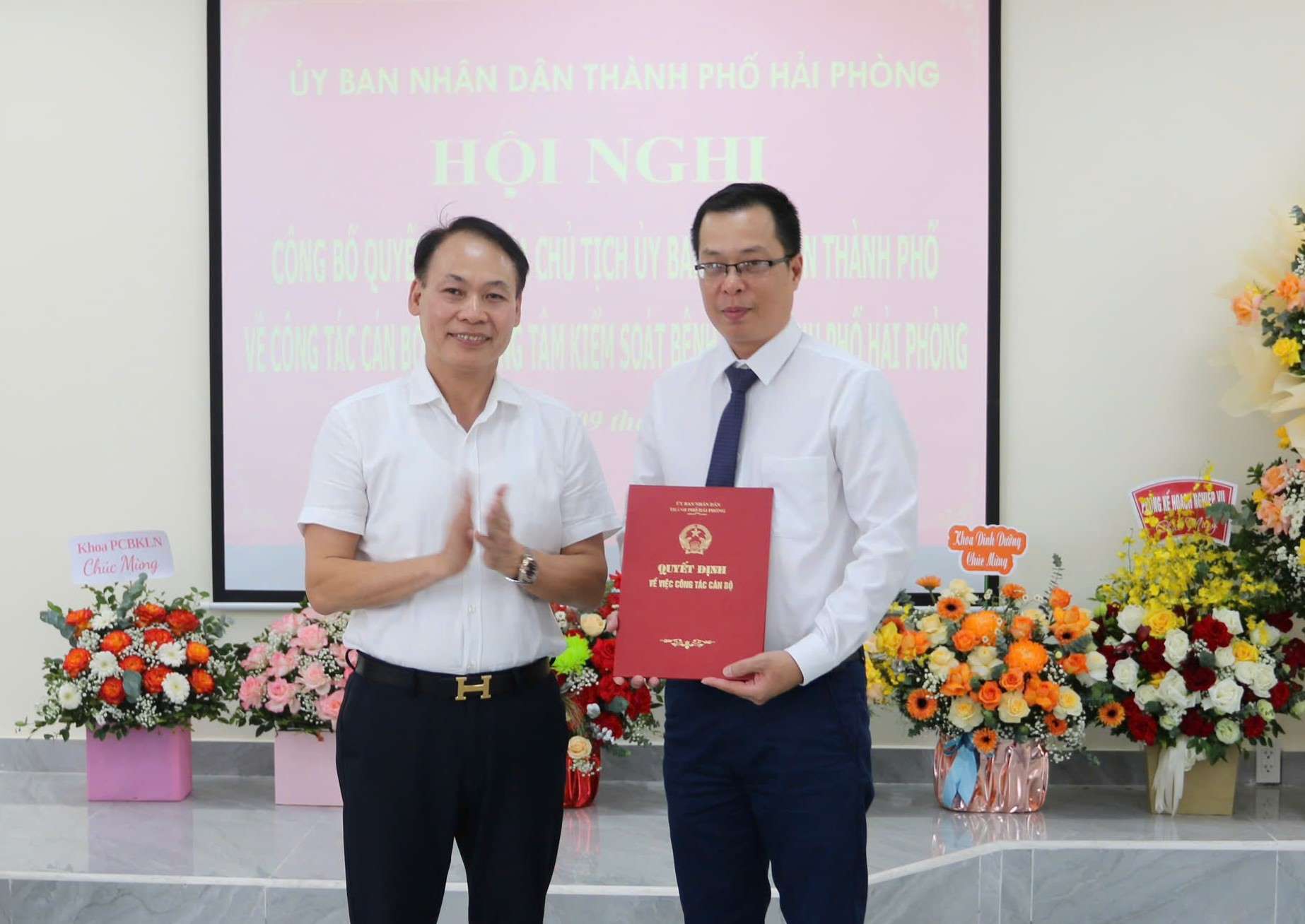PGS.TS Le Minh Quang – Giam doc So Y te trao quyet dinh cho Tan Giam doc Trung tam Kiem soat benh tat TP. Anh: So Y te Hai Phong  