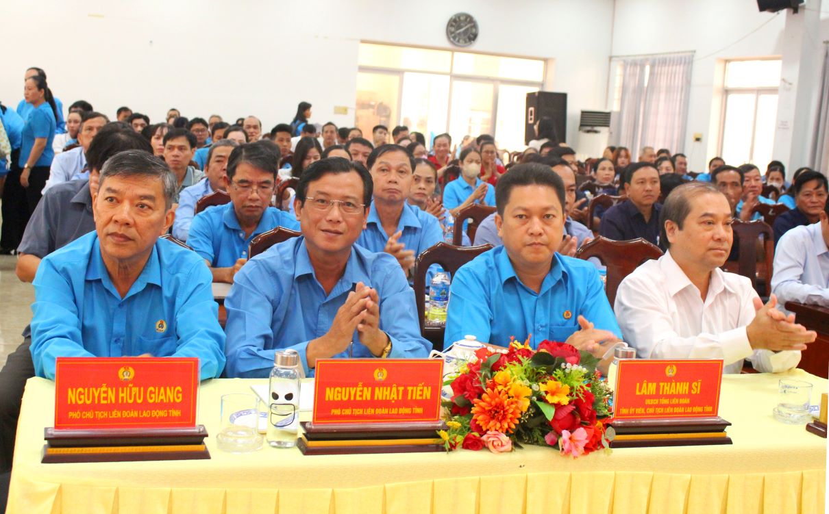 Đoàn đại biểu Quốc hội tỉnh An Giang và LĐLĐ tỉnh An Giang phối hợp tổ chức buổi tiếp xúc cử tri chuyên đề với cán bộ Công đoàn, đoàn viên, CNLĐ. Ảnh: Lâm Điền