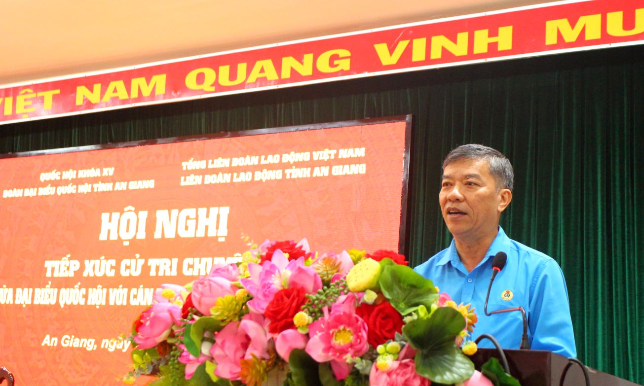  Phó Chủ tịch LĐLĐ tỉnh An Giang Nguyễn Hữu Giang báo cáo tóm tắt hình hình CNLĐ, các hoạt động chăm lo của tổ chức Công đoàn và trả lời các nội dung kiến nghị của CNLĐ từ Tổng LĐLĐ Việt Nam. Ảnh: Lâm Điền