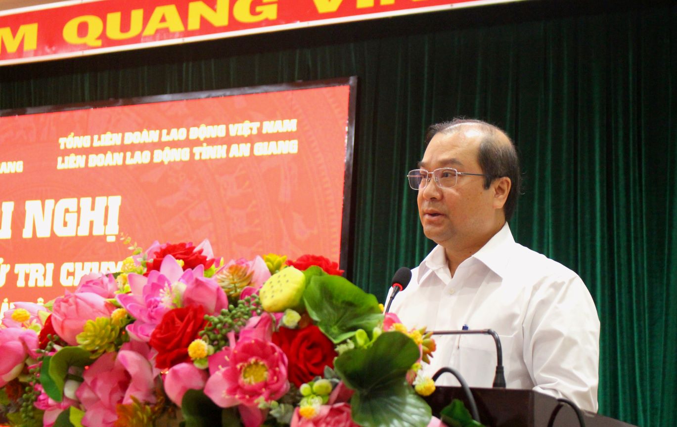Ông Trình Lam Sinh - Phó Trưởng đoàn chuyên trách đại biểu Quốc hội tỉnh An Giang báo cáo tóm tắt nội dung kỳ họp thứ 7, Quốc hội khóa XV, thông báo nội  dung trả lời những kiến nghị, đề xuất mà cử tri đã gởi đến Quốc hội. Ảnh: Lâm Điền
