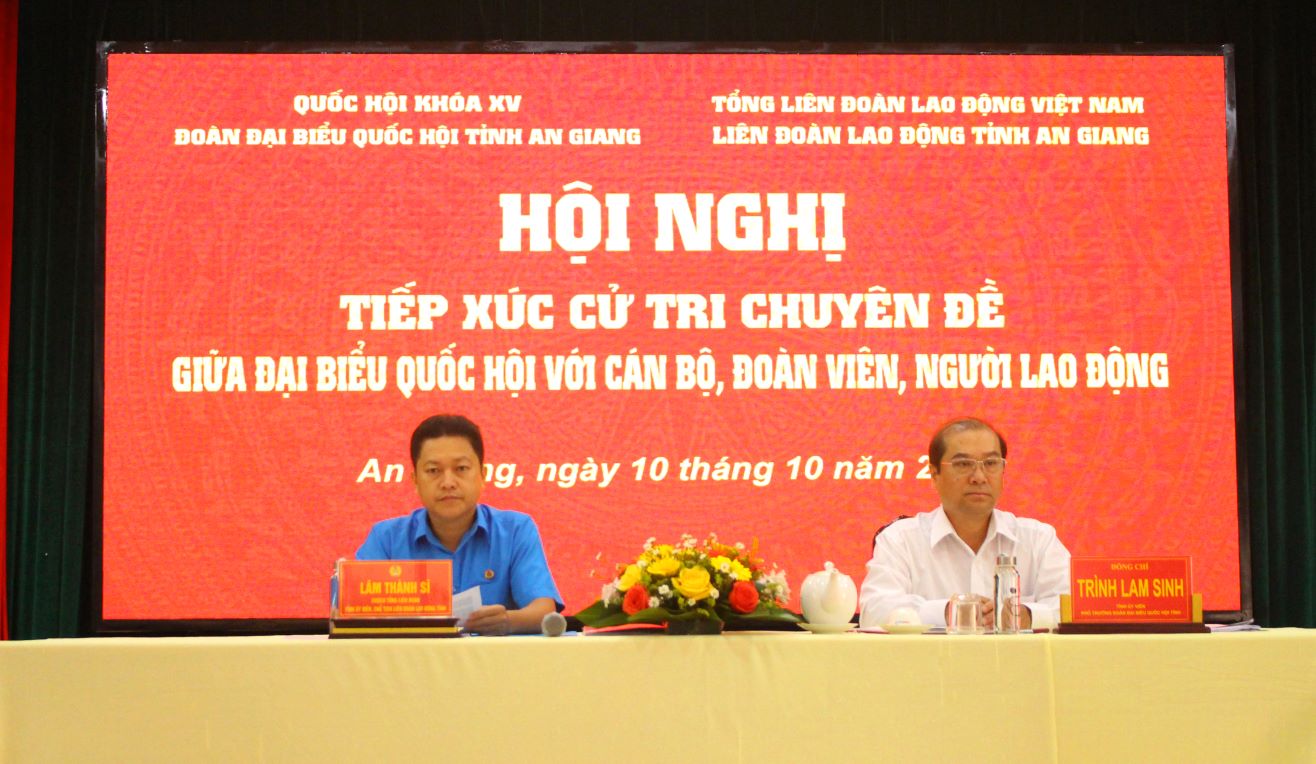 Ông Trình Lâm Sinh - Phó Trưởng đoàn chuyên trách Quốc hội tỉnh An Giang và ông Lâm Thành Sĩ - Chủ tịch LĐLĐ tỉnh An Giang chủ trì buổi tiếp xúc cử tri. Ảnh: Lâm Điền