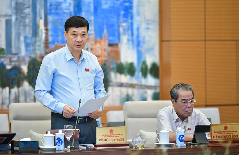 Chu nhiem Vu Hong Thanh dan chung viec sua quy dinh chi thuan cho lanh dao quan ly, con thiet cho nguoi benh. Anh: Pham Thang