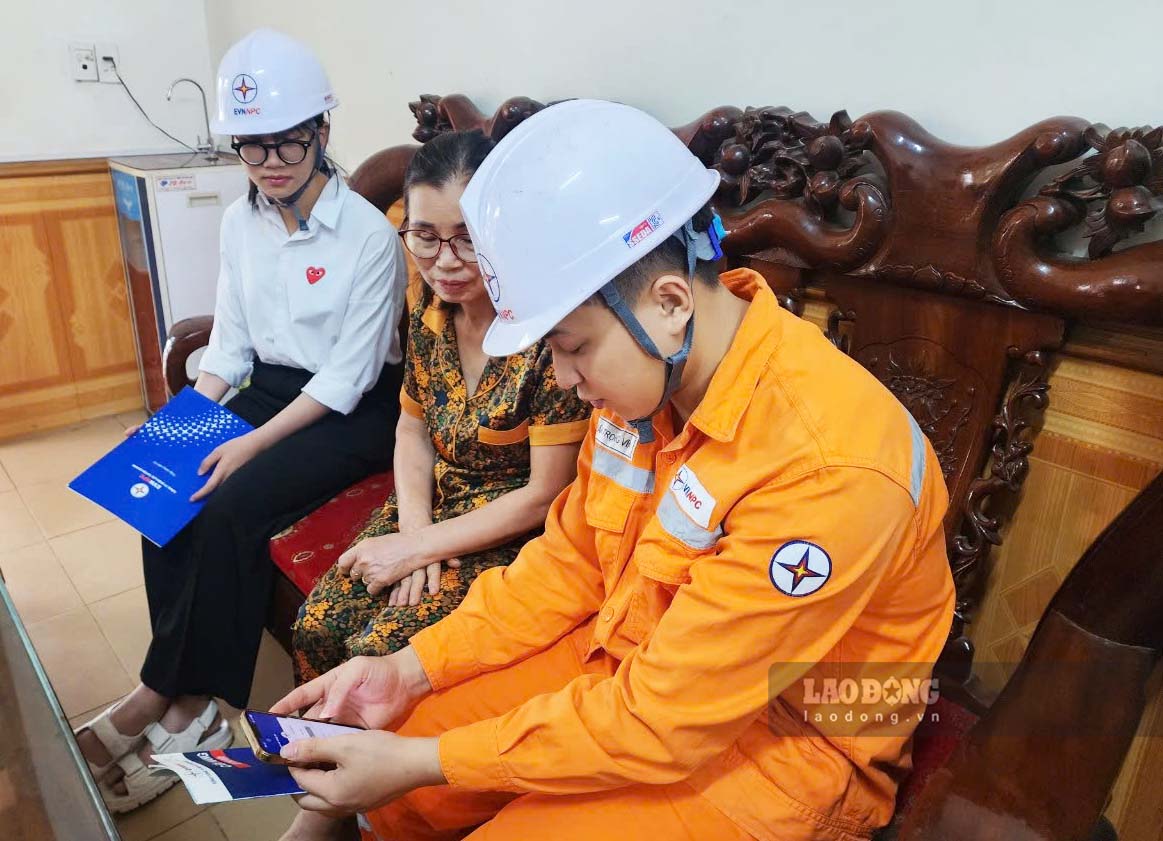 Nguoi dan co the biet ro duoc chi so dien tieu thu, lich cat, bao tri dien ngay tren dien thoai. Anh: Tran Hung.