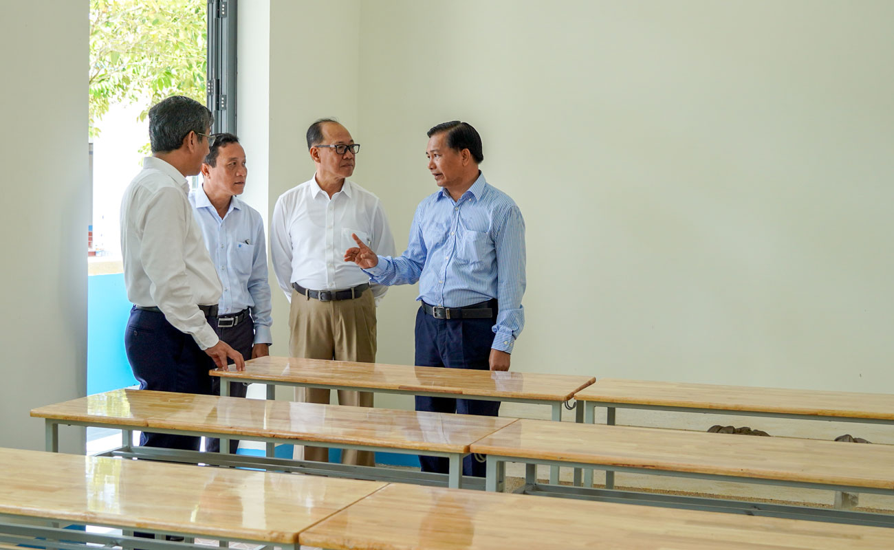 Leaders of Soc Trang province and Can Tho University visit the renovated facilities. Photo: Phuong Anh