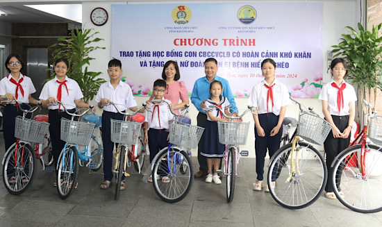 Những chiếc xe đạp từ chương trình vận động của Công đoàn Viên chức tỉnh Khánh Hòa được trao cho con đoàn viên vượt khó học giỏi. Ảnh: Phương Linh