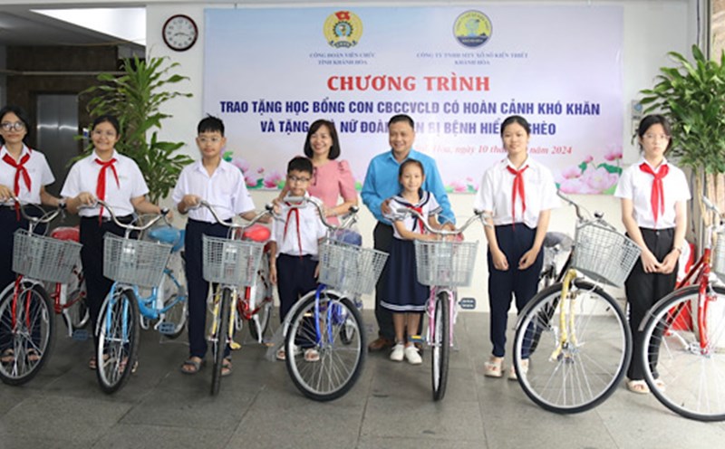 Bicycles from the campaign of Khanh Hoa Provincial Civil Servants' Union were given to children of union members who overcame difficulties and excelled in their studies. Photo: Phuong Linh