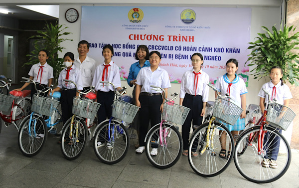 Lanh dao Cong doan Vien chuc tinh Khanh Hoa va don vi tai tro trao xe dap cho con doan vien. Anh: Phuong Linh