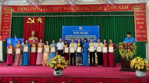 Lac Son District Labor Federation commends 45 exemplary union officials. Photo: Bach Tuyet