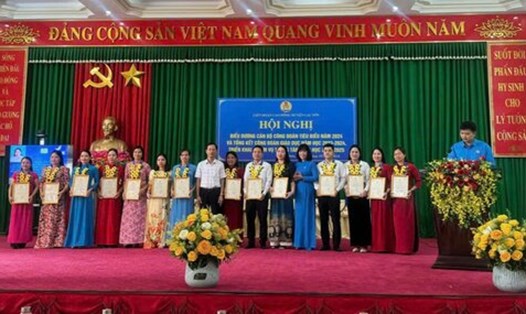 LĐLĐ huyện Lạc Sơn biểu dương 45 cán bộ công đoàn tiêu biểu. Ảnh: Bạch Tuyết