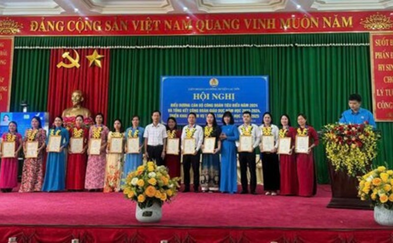 Lac Son District Labor Federation commends 45 exemplary union officials. Photo: Bach Tuyet