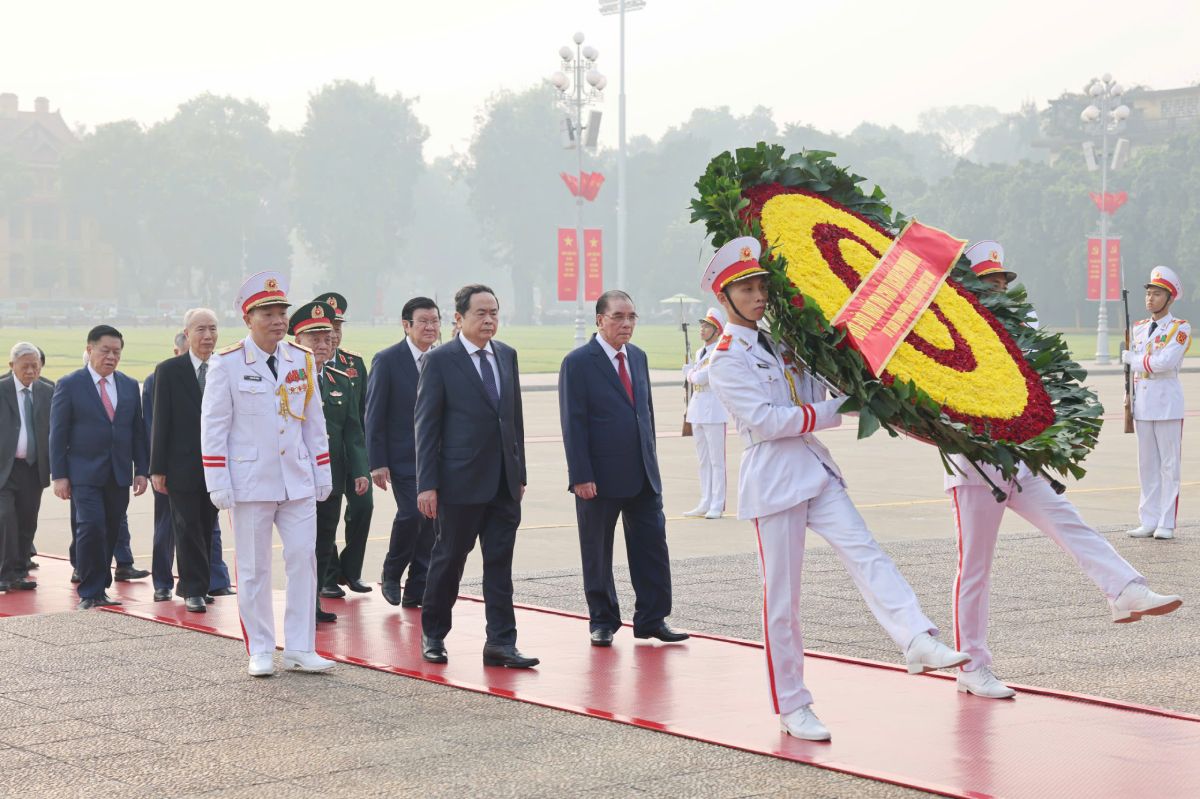 The delegation of Party and State leaders visited the Ho Chi Minh Mausoleum to commemorate the 70th anniversary of the Liberation of the Capital (October 10, 1954 - October 10, 2024). Photo: Trong Quynh
