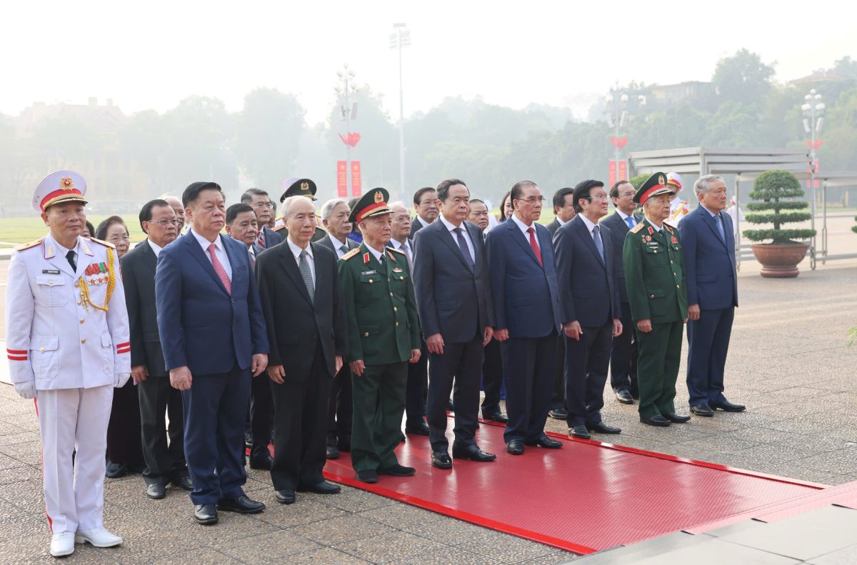 Doan dai bieu to long biet on vo han, thanh kinh tuong nho cong lao to lon cua Chu tich Ho Chi Minh. Anh: Trong Quynh