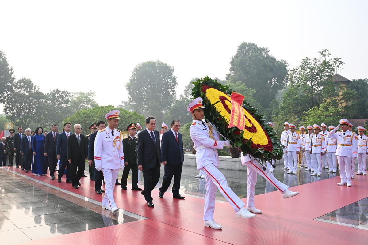 Doan dai bieu lanh dao Dang, Nha nuoc dang huong tuong niem cac Anh hung liet si. Anh: Trong Quynh