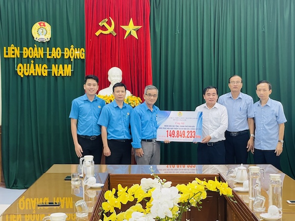 Dai Loc District Labor Federation sent more than 700 million VND to people in flooded areas. Photo: Anh Danh