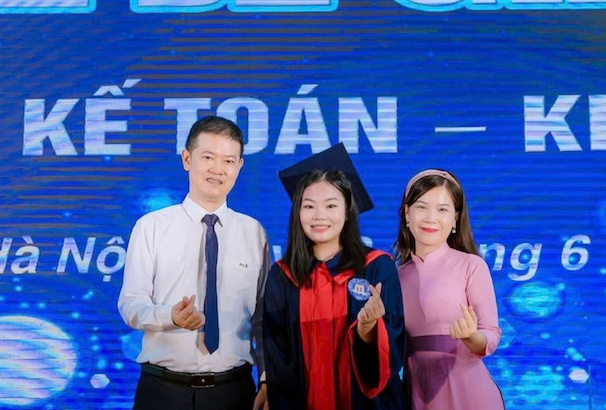 Huong Giang chup anh cung thay co trong le tot nghiep. Anh: Nhan vat cung cap