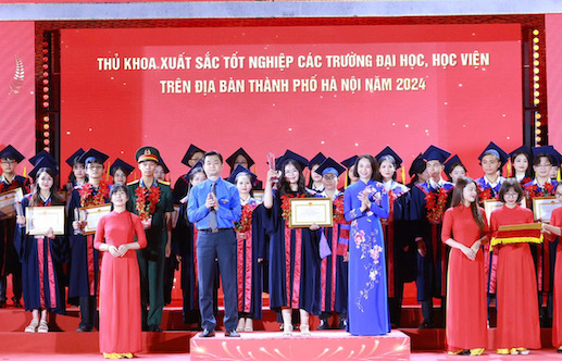 Huong Giang trong Le tuyen duong thu khoa xuat sac tot nghiep cac truong dai hoc, hoc vien tren dia ban thanh pho Ha Noi nam 2024 (Anh: Nhan vat cung cap)
