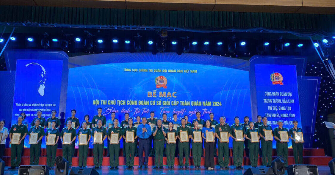 Phó Chủ tịch Tổng LĐLĐVN Huỳnh Thanh Xuân trao khen thưởng tại Hội thi Chủ tịch Công đoàn cơ sở giỏi toàn quân năm 2024. Ảnh: Mạnh Kiên