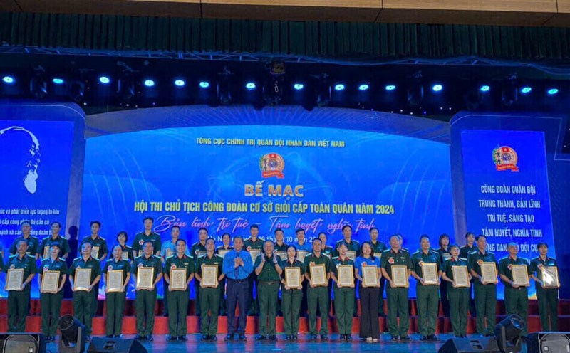 Vice President of the Vietnam General Confederation of Labor Huynh Thanh Xuan presented awards at the 2024 Military-wide Competition for Excellent Grassroots Trade Union Presidents. Photo: Manh Kien