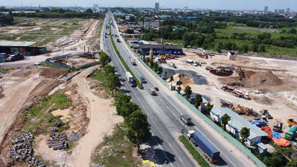 Construction site of Binh Chuan intersection of Ho Chi Minh City's Ring Road 3 through Binh Duong. Photo: Dinh Trong