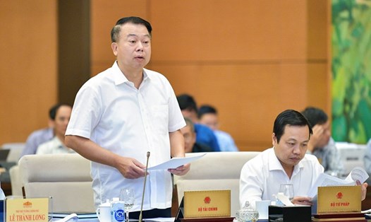 Thứ trưởng Bộ Tài chính Nguyễn Đức Chi nêu một số điểm mới của luật sửa đổi, bổ sung một số điều của Luật Kiểm toán độc lập. Ảnh: Phạm Thắng