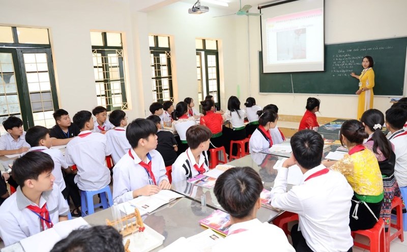 Nhiều giáo viên nêu quan điểm về việc miễn học phí cho con nhà giáo. Ảnh: Khánh Linh