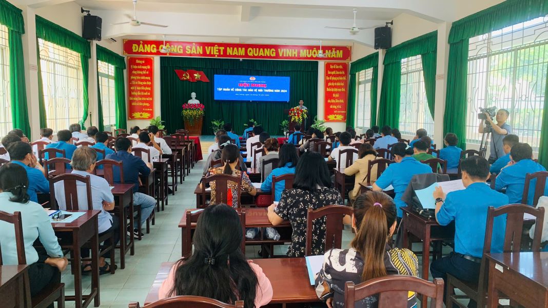 Raising awareness of cadres, union members, and employees about environmental protection in Soc Trang province. Photo: Phuong Anh