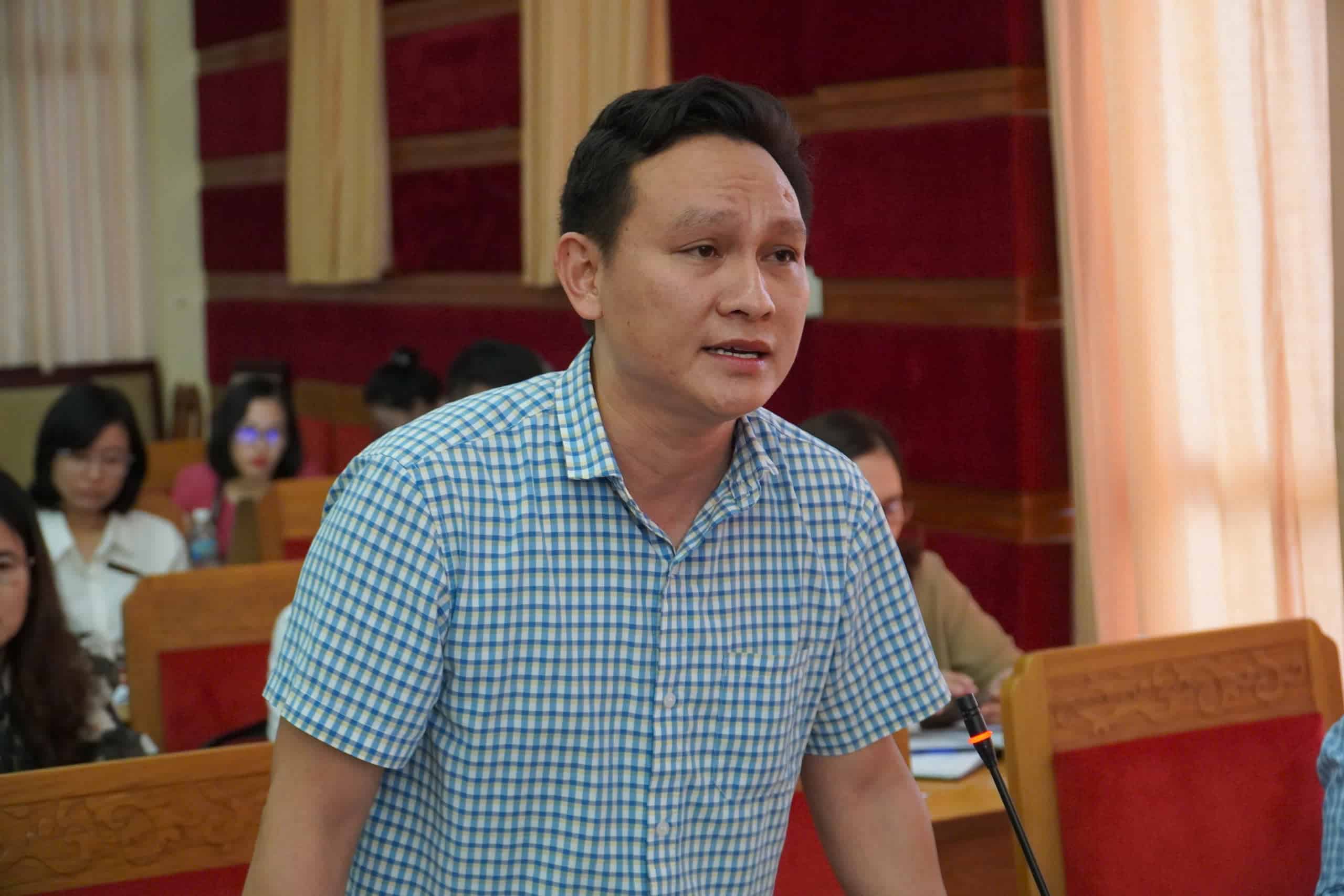 Ong Le Hong Phuong tai buoi hop bao, phan hoi noi dung khieu nai cua nguoi dan. Anh: Huu Long