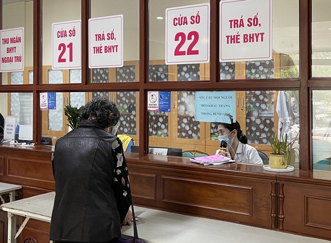 Người dân đi khám chữa bệnh bảo hiểm y tế. Ảnh: Hà Anh