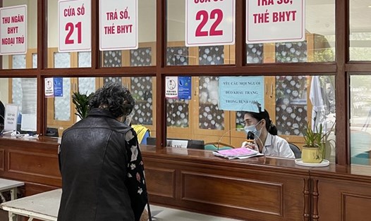 Người dân đi khám chữa bệnh bảo hiểm y tế. Ảnh: Hà Anh