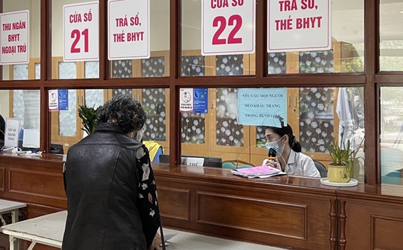 People go to health insurance for medical examination and treatment. Photo: Ha Anh