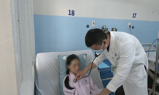 Bệnh nhân sau khi được bác sĩ điều trị thành công vi khuẩn "ăn thịt người". Ảnh: NGUYỄN LY