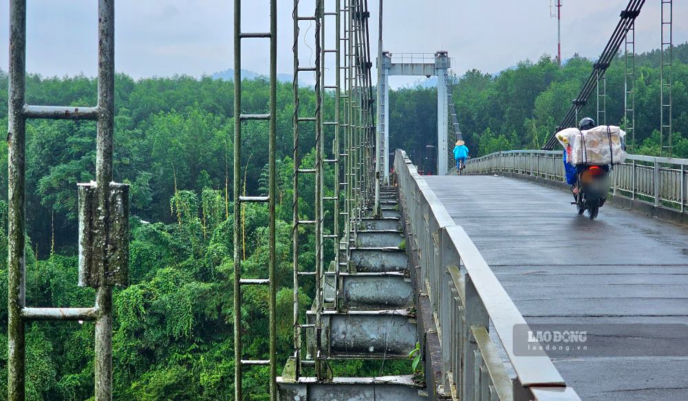 “Khi tren cau co xe lon, toi khong dam di len phai doi xe di qua het moi dam di chuyen. Thuc su moi lan qua ve cay cau nay, toi cam thay ap luc“, anh Le Thanh Trung, mot nguoi dan cho biet.