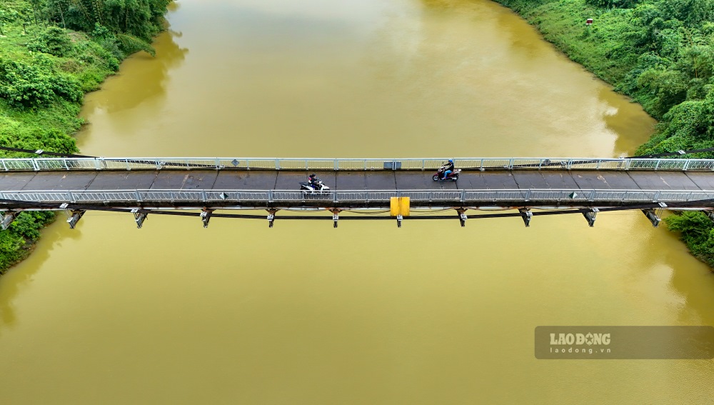 Theo ong Ho Chi Thinh - Chu tich UBND xa Binh Thanh, de tranh rui ro, dia phuong cung da tang cuong thong bao tren cac phuong tien truyen thanh ve trong tai cay cau. Dong thoi, thuong xuyen chi dao luc luong cong an, dan quan xa chot chan huong dan cac xe trong tai lon (chu yeu la xe khai thac go rung trong) khong luu thong qua cau. “Nhung nam gan day nhu cau xay dung cua ba con tang len, tuy nhien vi cau yeu nen cuoc van chuyen vat lieu xay dung cung cao hon anh huong kinh te ba con. Xa da co van ban kien nghi cac cap xin dau tu cau cung nhieu nam va kien nghi qua cac dot tiep xuc cu tri. Duoc biet tinh da dua vao ke hoach trung han giai doan 2025-2027. Vi su an toan cua nhan dan va su phat trien cua dia phuong, rat mong cac cap som dau tu xay dung cau cung”, ong Thinh noi. 