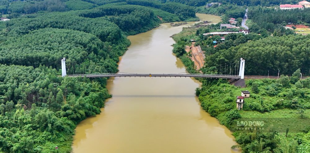 Toan canh cau treo Binh Thanh reu ra, tro thanh noi bat an cua nguoi dan. 