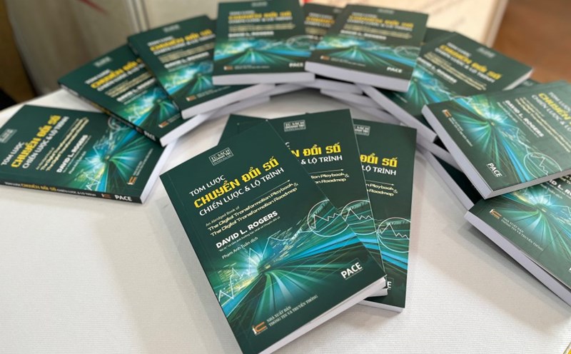 The book Digital Transformation in Brief: Strategy and Roadmap. Photo: Thuy Trang