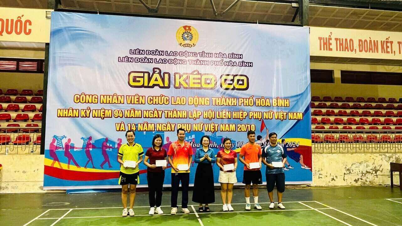 Hoa Binh City Labor Federation organizes the 2024 Tug of War Competition for Workers. Photo: Bach Tuyet