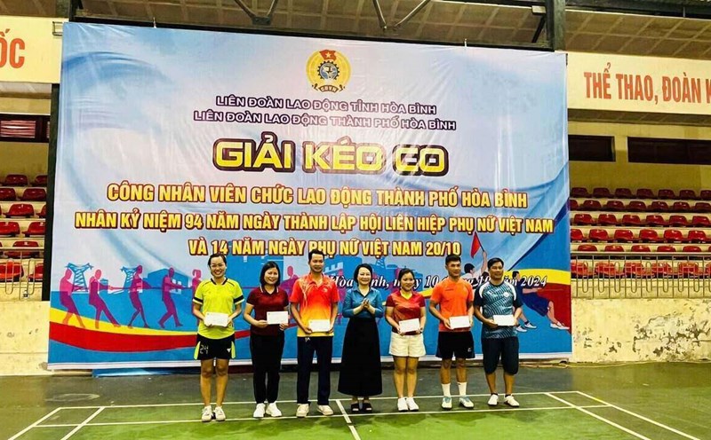 Hoa Binh City Labor Federation organizes the 2024 Tug of War Competition for Workers. Photo: Bach Tuyet