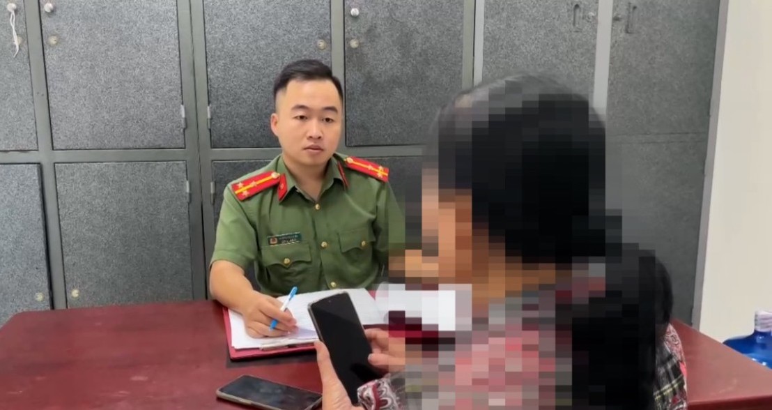 Một người phụ nữ bị lừa khi thực hiện nhiệm vụ trên TikTok. Ảnh: Công an Lạng Sơn