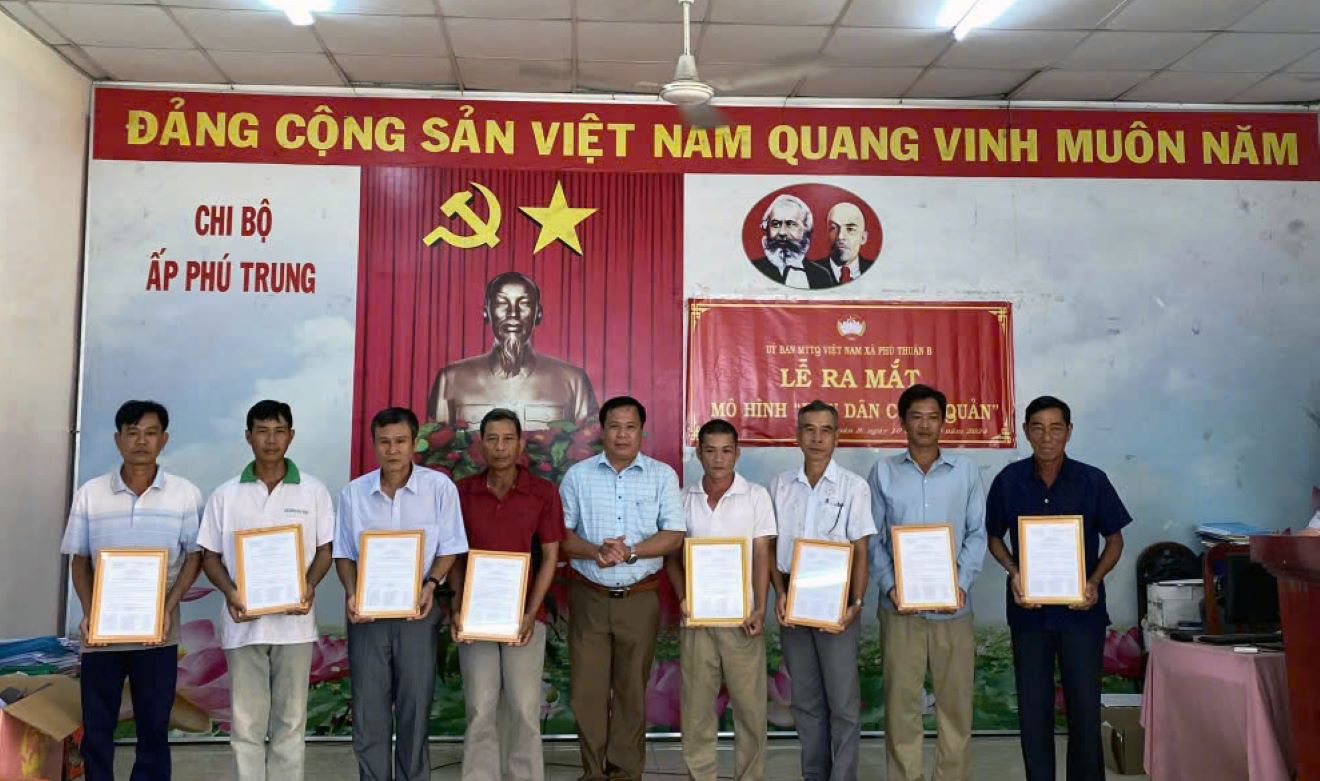 Le ra mat Khu dan cu tu quan bao ve moi truong xanh- sach- dep. Anh: Vi Hung