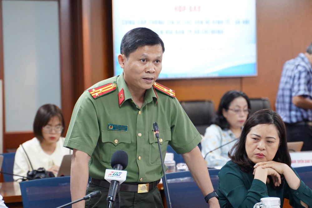 Thuong ta Nguyen Thang Long, Pho Truong Phong Tham muu, Cong an TPHCM tai buoi hop bao chieu 10.10. Anh: Anh Tu