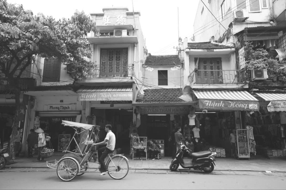 Cảnh tượng trên phố Hàng Đào năm 2011 của tác giả Lê Bích. Ảnh chụp từ triển lãm