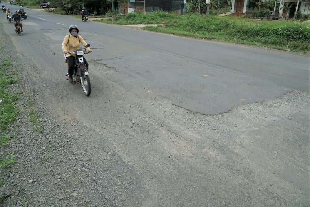 Mặt đường bị xói lở, di chuyển không êm thuận. Ảnh: Thanh Tuấn 