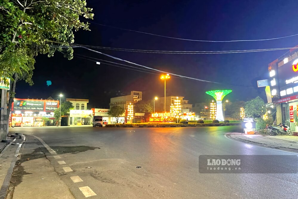 The area at the head of Phong Chau bridge, once bustling from morning to night, is now deserted and desolate. Photo: To Cong.