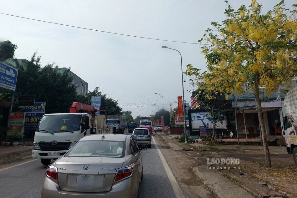 Tung co rat nhieu xe tai, xe khach di theo Quoc lo 32C, Quoc lo 32 de qua cau Phong Chau. Anh: To Cong.