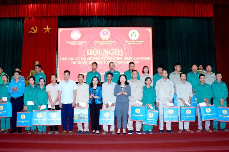 Tặng quà cho đoàn viên có hoàn cảnh khó khăn. Ảnh: LĐLĐ Hà Giang