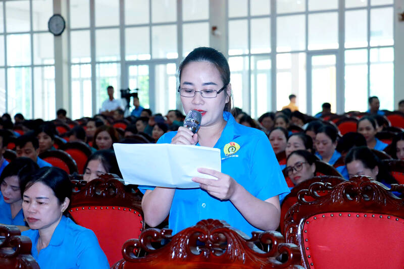 Cư tri phát biểu ý kiến thảo luận. Ảnh: LĐLĐ Hà Giang